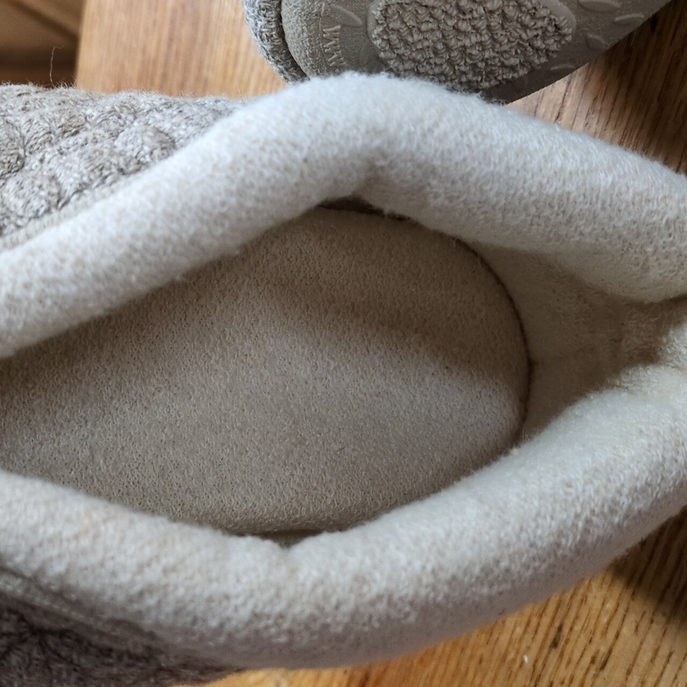 Acorn Tan Quilted Slippers Womens Size 6.5-7.5 - Picture 10 of 11